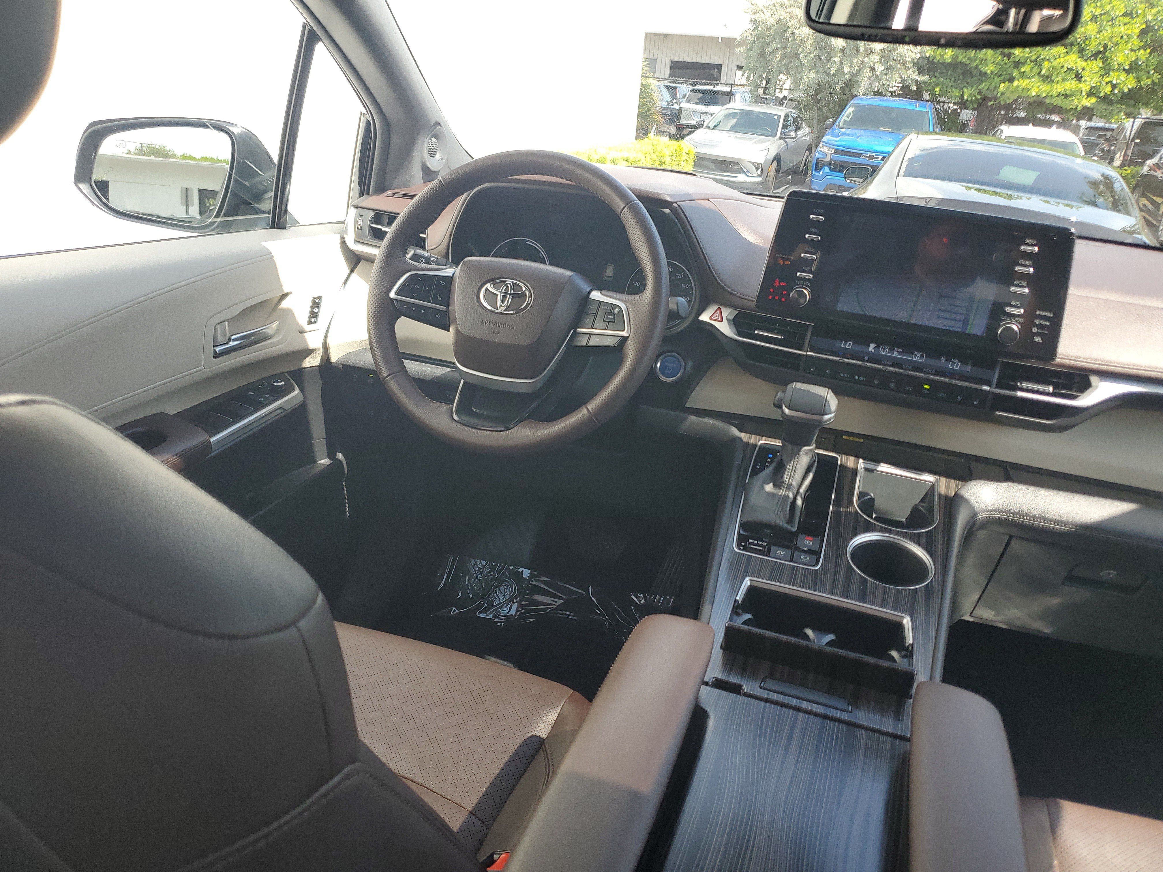 Used 2023 Toyota Sienna Platinum AWD/4WD image 15