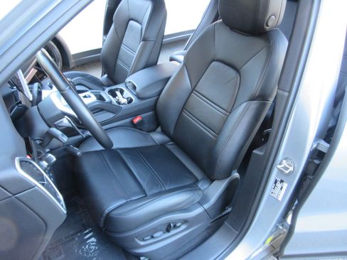 Used 2023 Porsche Cayenne image 11