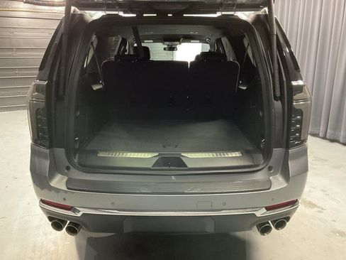Used 2025 Chevrolet Suburban Premier AWD/4WD image 7