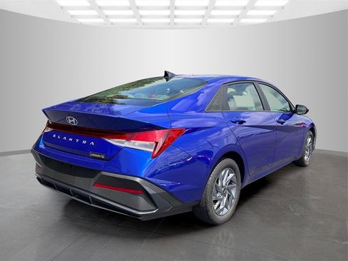 Used 2024 Hyundai Elantra SEL image 7