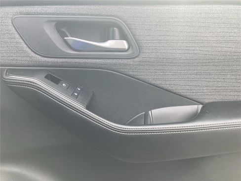 Used 2023 Nissan Rogue SV image 34