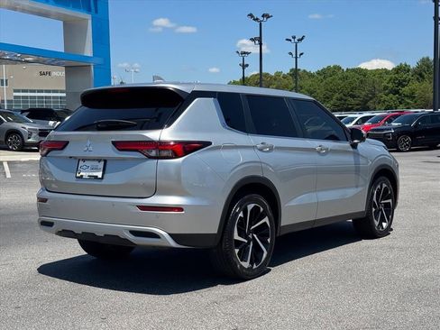 Used 2023 Mitsubishi Outlander SE FWD image 3