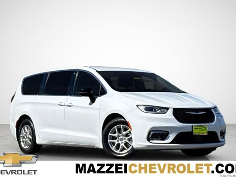Used 2024 Chrysler Pacifica Touring-L FWD image 1