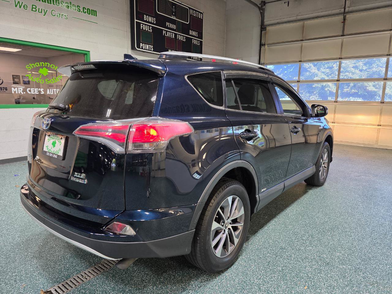 Used 2018 Toyota RAV4 XLE AWD/4WD image 6