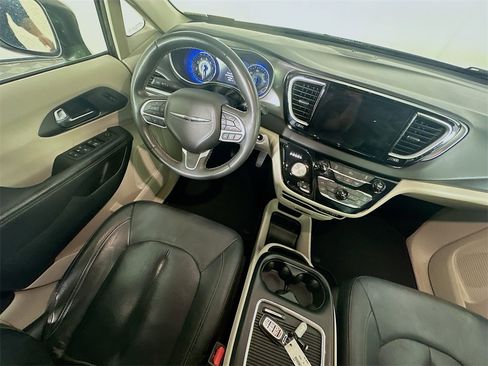 Used 2022 Chrysler Pacifica Touring-L image 9
