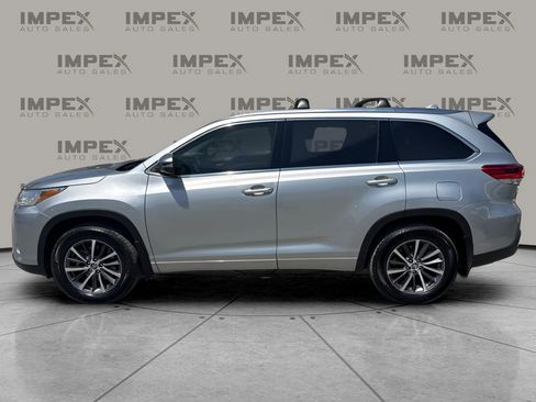 Used 2018 Toyota Highlander XLE image 2