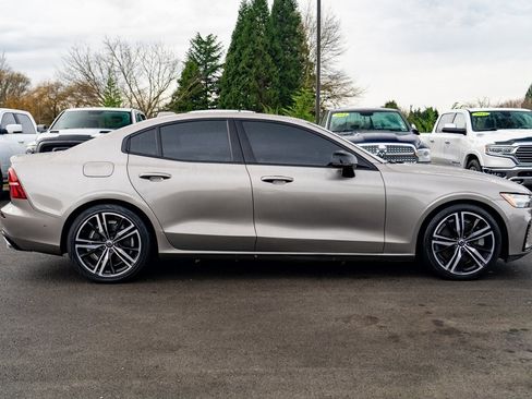 Used 2019 Volvo S60 T8 R-Design image 8