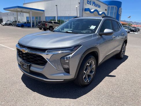 Used 2025 Chevrolet Trax LT FWD image 1