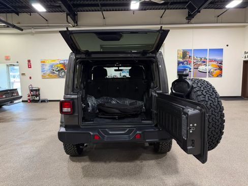 Used 2020 Jeep Wrangler Unlimited Sahara w/ Uconnect 4C Nav & Sound Group AWD/4WD image 21