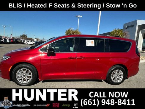 Used 2024 Chrysler Pacifica Touring-L FWD image 3