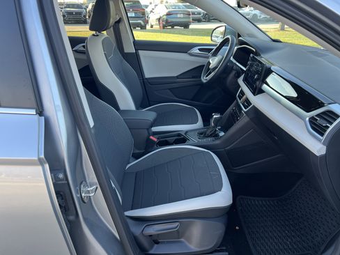 Certified 2025 Volkswagen Taos SE w/ Panoramic Sunroof Package image 29