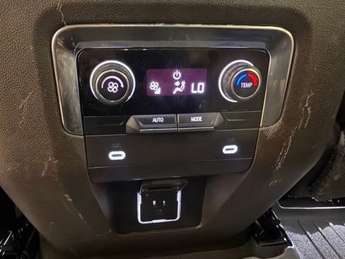 Used 2021 Chevrolet Suburban LT image 12