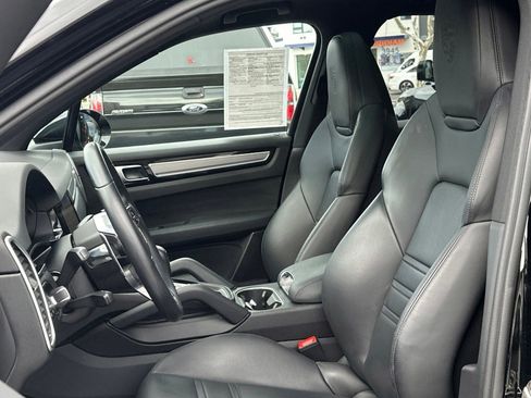Used 2023 Porsche Cayenne Platinum Edition image 5