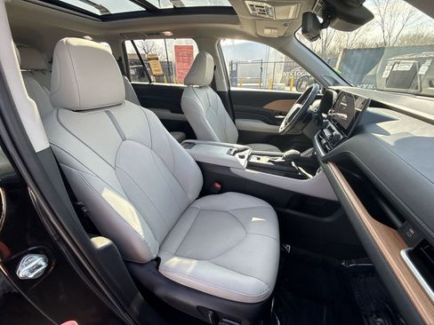 Used 2024 Toyota Grand Highlander XLE image 25