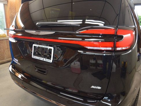 Used 2025 Chrysler Pacifica Select AWD/4WD image 17