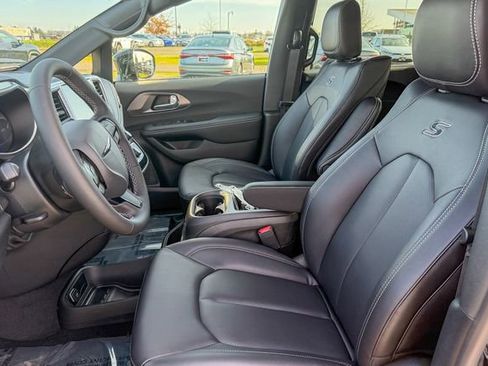 New 2026 Chrysler Pacifica Select AWD/4WD image 12