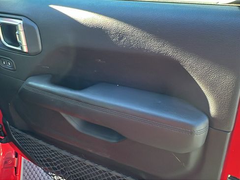 Used 2019 Jeep Wrangler Unlimited Sahara image 16