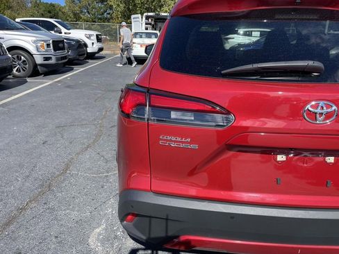 Used 2023 Toyota Corolla Cross XLE image 19