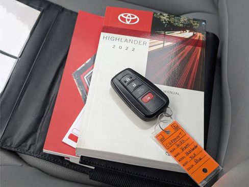 Used 2022 Toyota Highlander XLE image 19