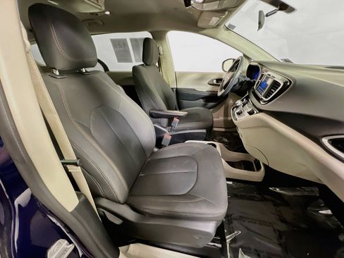Used 2018 Chrysler Pacifica LX FWD image 28