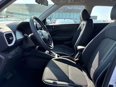 New 2025 Hyundai Venue Limited image 11