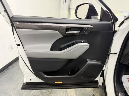 Used 2021 Toyota Highlander Platinum image 10