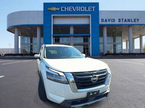 Used 2024 Nissan Pathfinder SL FWD image 3