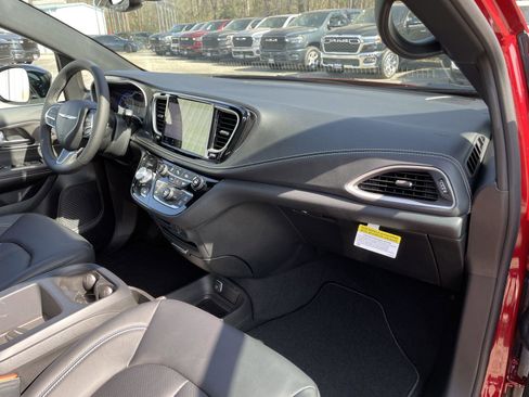 New 2026 Chrysler Pacifica Select image 39