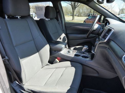 Used 2019 Jeep Grand Cherokee Laredo image 18