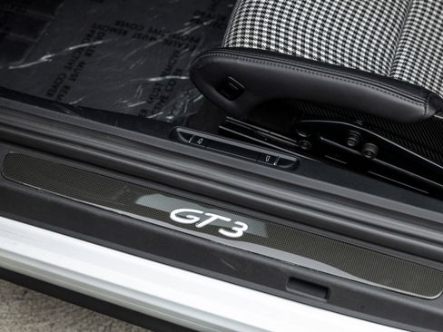 Certified 2018 Porsche 911 GT3 RWD image 26