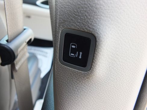 Used 2023 Chrysler Pacifica Touring-L FWD image 17