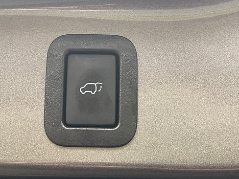 Used 2019 Toyota Highlander XLE image 20