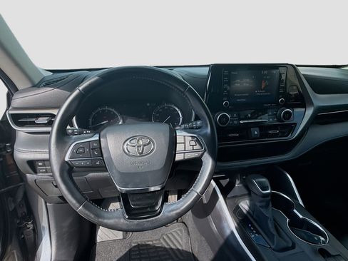 Used 2020 Toyota Highlander XLE image 10