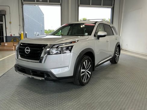 Used 2024 Nissan Pathfinder Platinum w/ Cargo Package FWD image 2