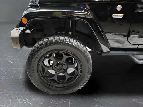 Used 2017 Jeep Wrangler Unlimited Sahara AWD/4WD image 10