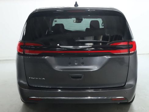 Used 2023 Chrysler Pacifica Touring-L image 41