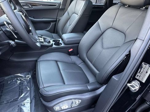 Used 2026 Porsche Macan AWD/4WD image 12
