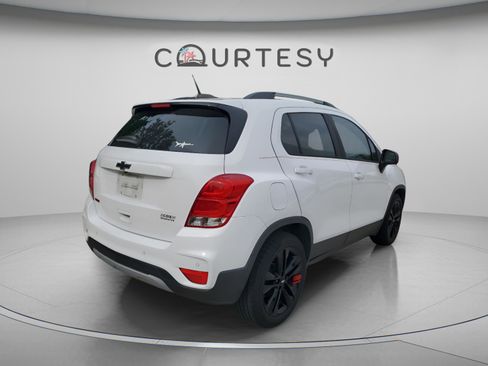 Used 2020 Chevrolet Trax LT w/ Sun & Sound Package FWD image 3