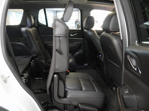 Used 2017 GMC Acadia SLT image 32