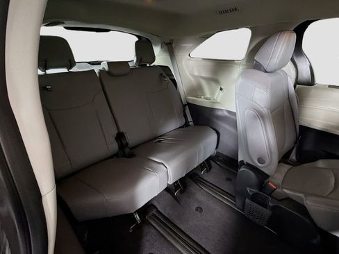 Used 2024 Toyota Sienna Limited FWD image 31