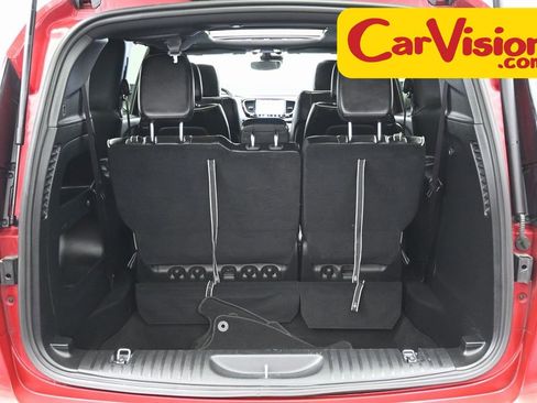 Used 2025 Chrysler Pacifica Limited image 14