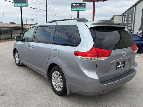 Used 2011 Toyota Sienna XLE w/ XLE Navigation Pkg image 2