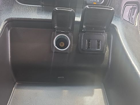 Used 2018 Chevrolet Suburban LT RWD image 16