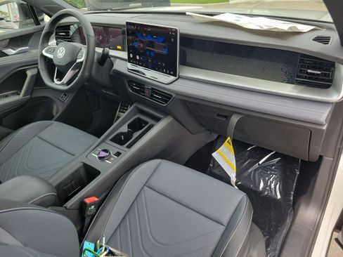 New 2026 Volkswagen Tiguan SE R-Line FWD image 11