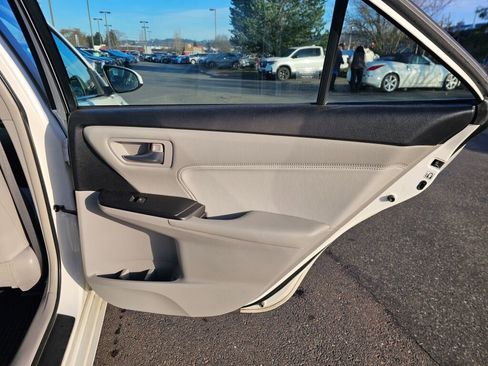 Used 2016 Toyota Camry Hybrid image 15