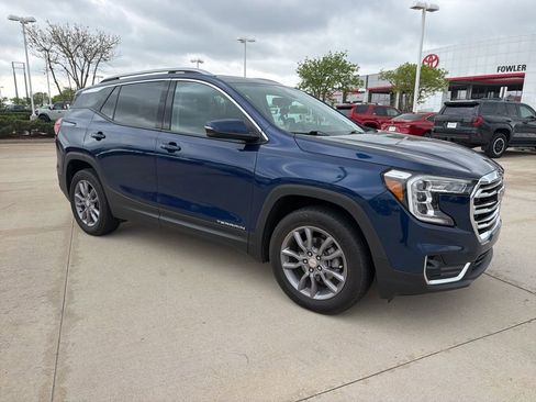 Used 2023 GMC Terrain SLT image 3
