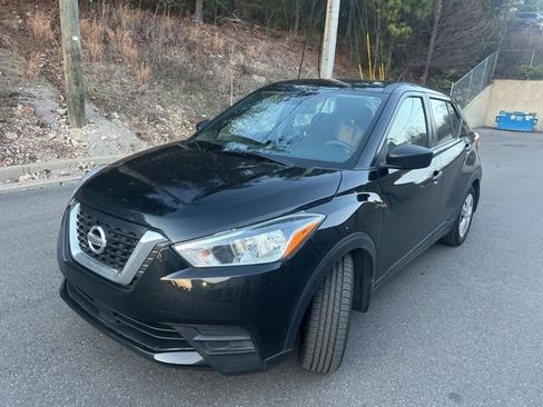 Used 2020 Nissan Kicks S image 3