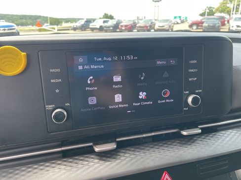 Used 2022 Kia Carnival LX image 18