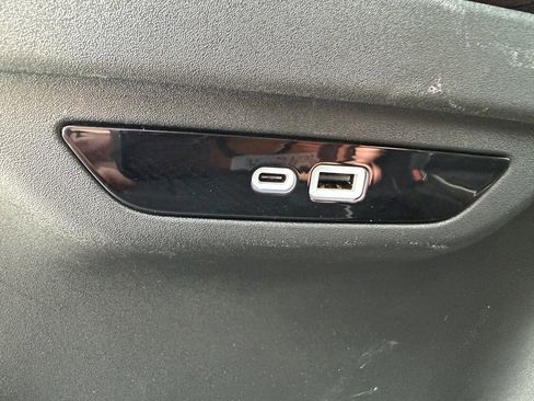 Used 2025 Chrysler Pacifica Limited FWD image 35