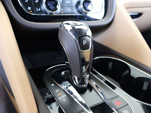 Used 2025 Bentley Bentayga Extended Wheelbase AWD/4WD image 28